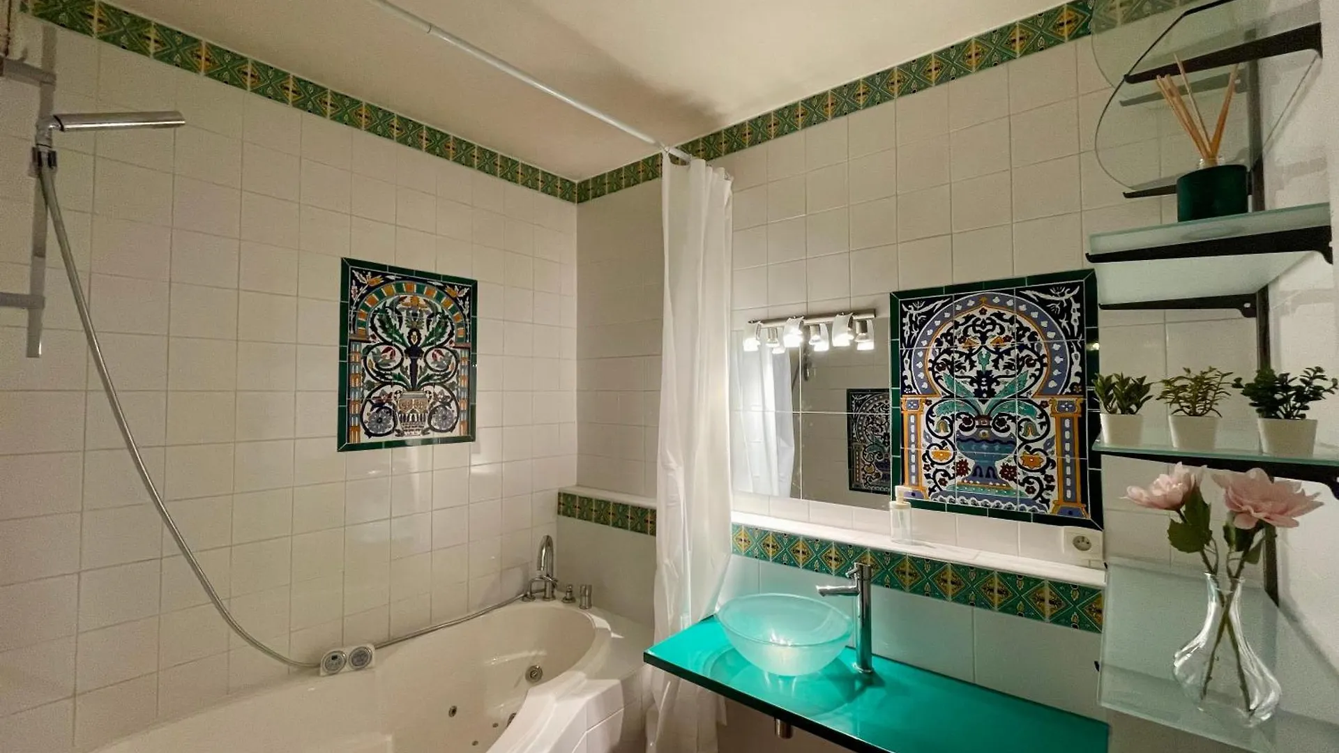 Bngo I Le Spacieux I 12 Personnes, 5 Chambres, 2 Salle De Bain, Parking Prive, Wc Separe, Wifi Villeurbanne France