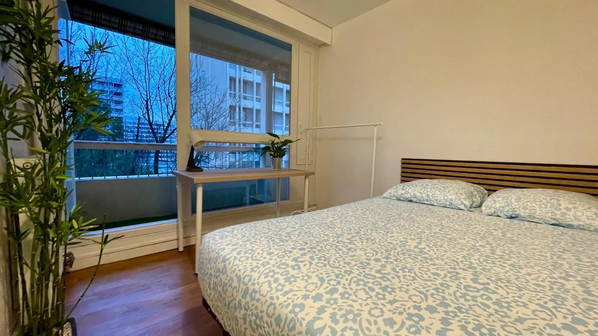 Bngo I Le Spacieux I 12 Personnes, 5 Chambres, 2 Salle De Bain, Parking Prive, Wc Separe, Wifi Villeurbanne France