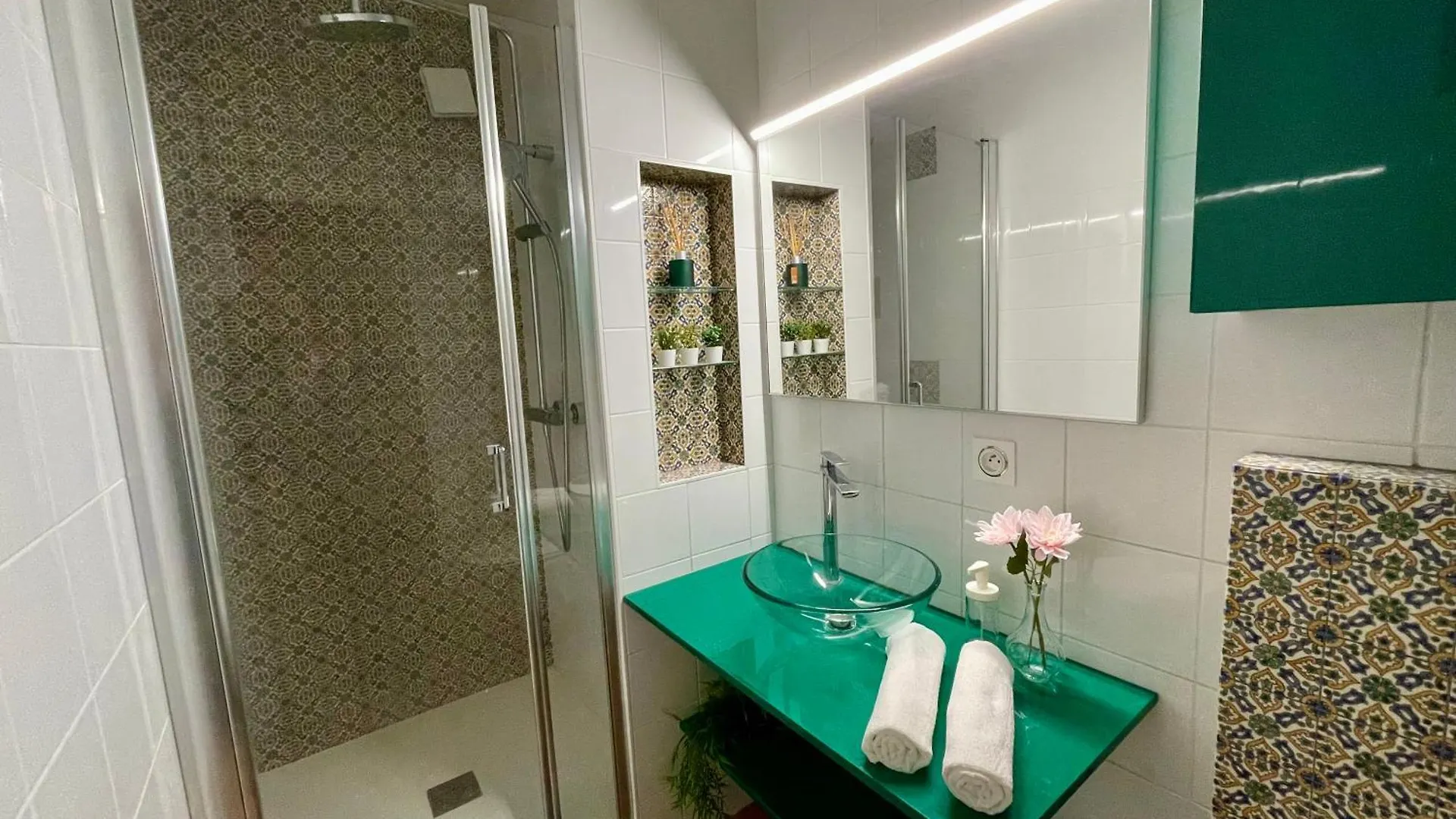 Bngo I Le Spacieux I 12 Personnes, 5 Chambres, 2 Salle De Bain, Parking Prive, Wc Separe, Wifi Villeurbanne 0*,  France